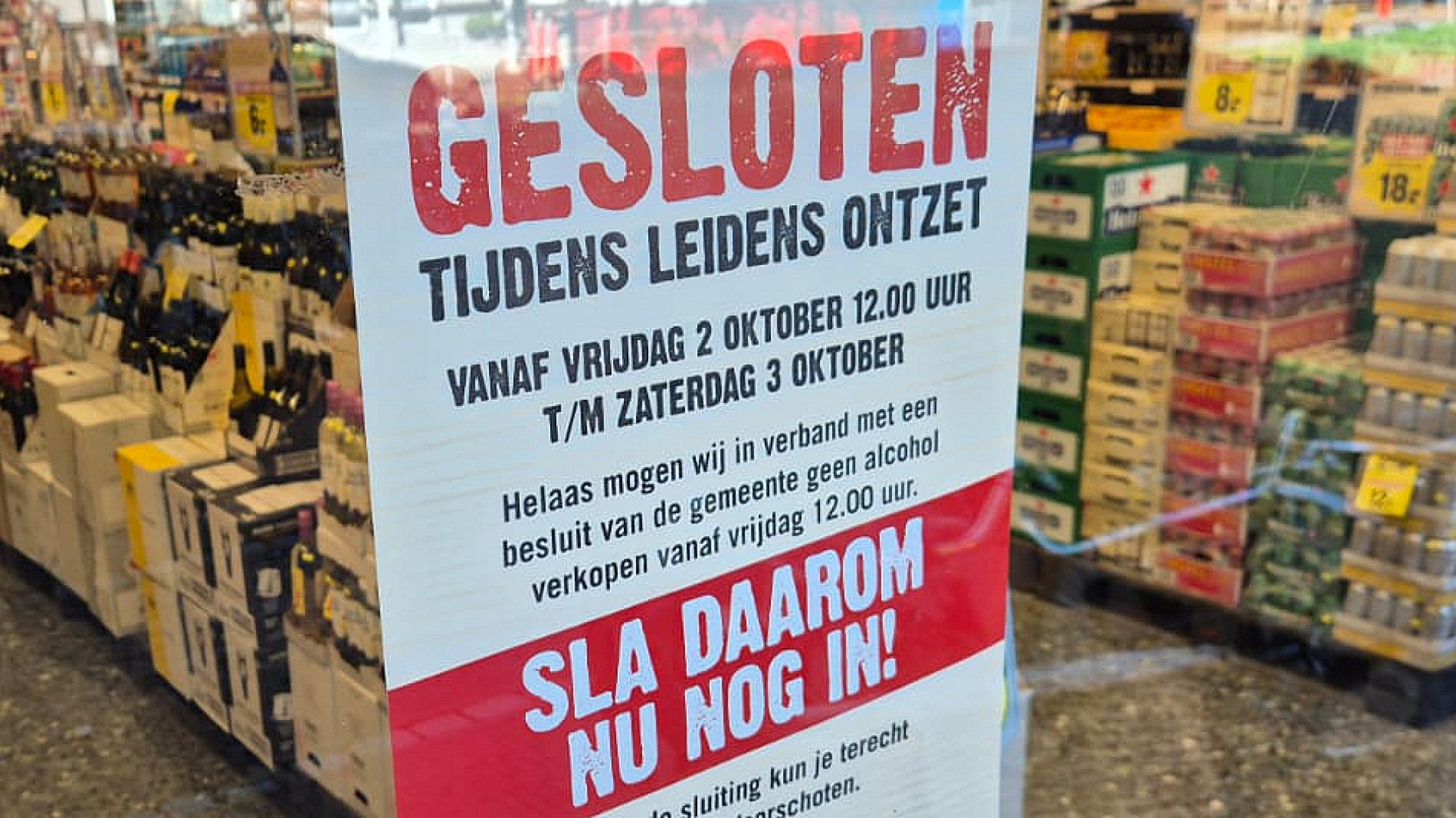 Een slijterij riep via een poster op om vooral vóór vrijdag 12.00 uur alcohol te kopen