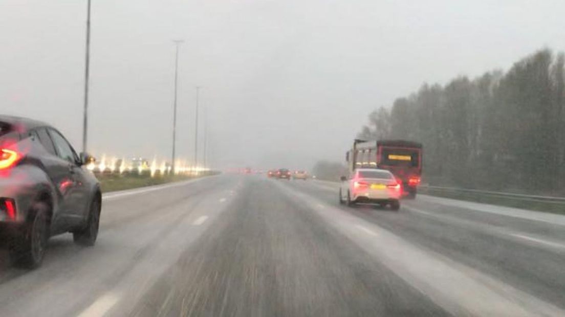 Op de  A4 tussen Leiden en Den Haag werd de weg wit door hagel | Foto Omroep West