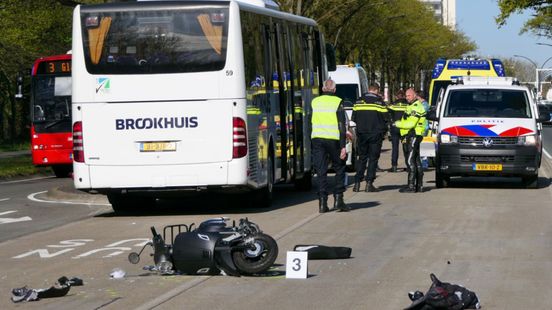 Snorfietsers gewond na aanrijding met bus in Enschede. Snorfietsers gewond na aanrijding met bus in Enschede.
