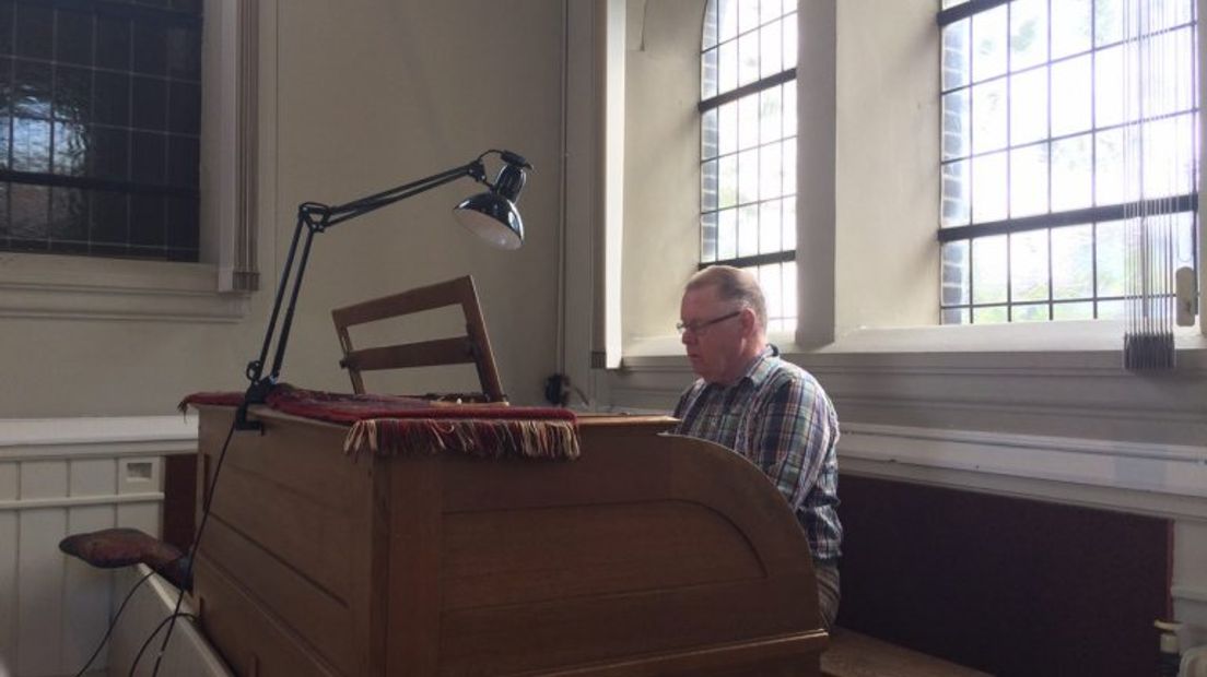 Koos Salomons speelt op het orgel (Rechten: Ineke Kemper/RTV Drenthe)