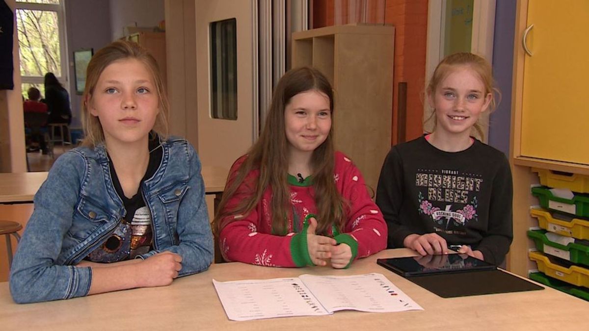 Klasgenootjes helpen Oekraïense Kseniya op school: 'Ik kan al een beetje Nederlands'