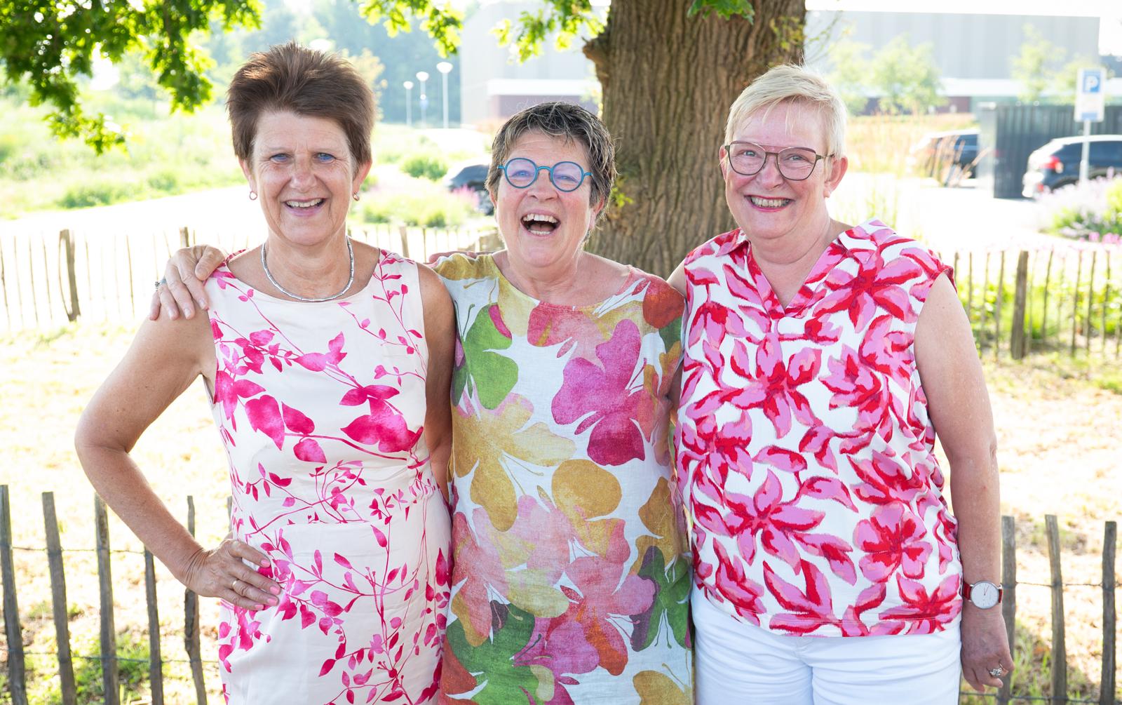 Juffen Coby, Margriet en Marian nemen na tientallen jaren samen afscheid van hun school