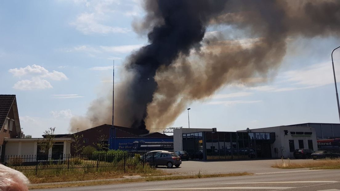 Bij afvalverwerkingsbedrijf Ter Horst aan de Kloosterstraat in Varsseveld heeft donderdagmiddag urenlang een grote brand gewoed. Er stond een afvalberg in brand. De vlammen waren metershoog. Het sein brandmeester werd aan het einde van de middag gegeven. Het nablussen gaat nog wel enige tijd duren.