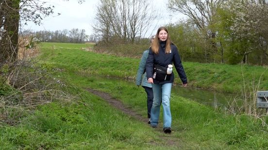 Norah (13) loopt honderden kilometers om geld op te halen voor haar zieke zusje