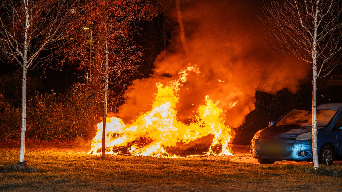 Brandweer opnieuw druk met blussen: auto en steiger in brand