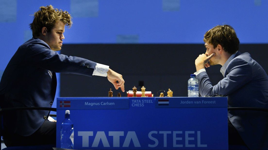 Magnus Carlsen en Jorden van Foreest (rechts) tijdens een eerder duel