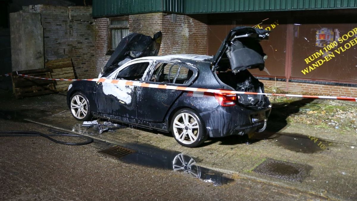 112 Nieuws: politie onderzoekt autobrand in Overdinkel