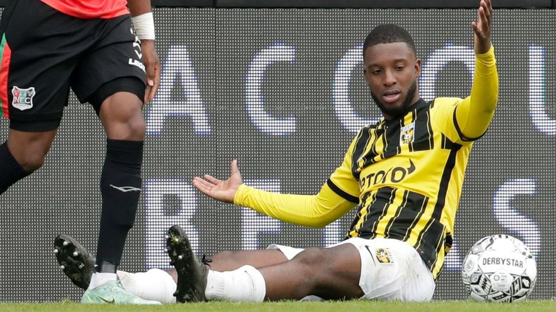 Bazoer op de grond tijdens de derby tegen NEC.