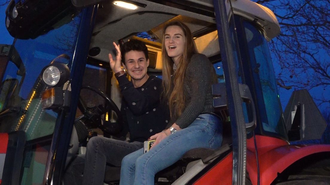 Weer trekkers op de weg, nu met uitgelaten scholieren