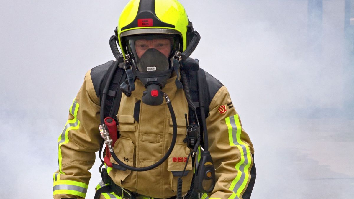 Brandweer urenlang bezig met brand in woning