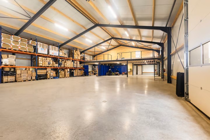 Bij de woning in Menaam zit een grote loods