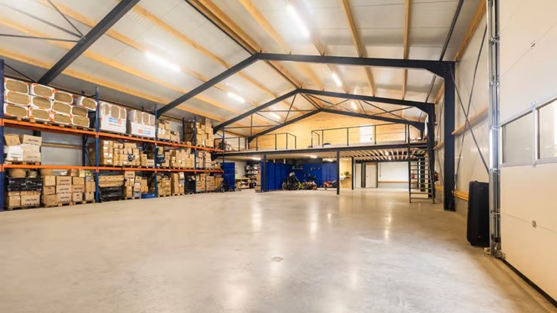 Bij de woning in Menaam zit een grote loods