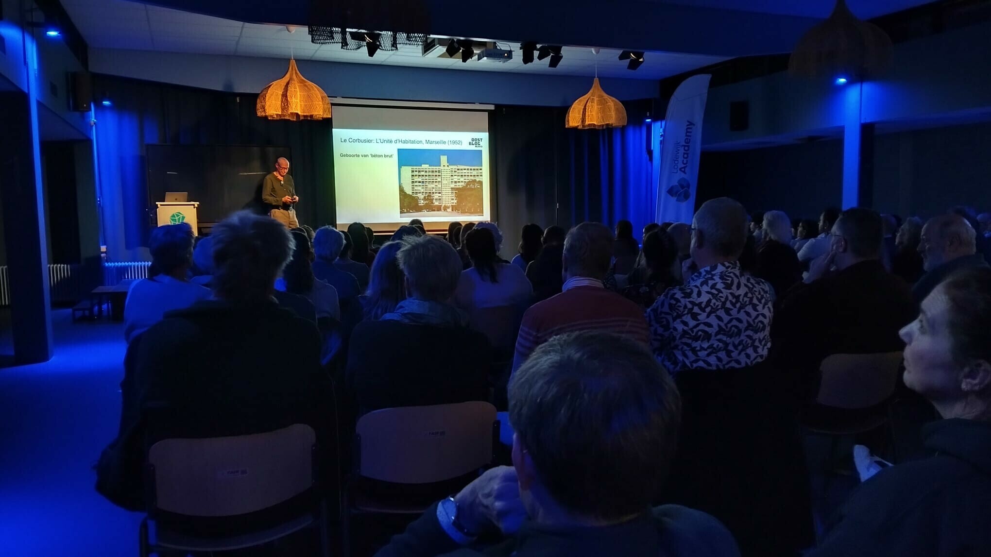 Lof voor brutalistisch stadhuis Terneuzen tijdens lezing: 'Wat is het prachtig'