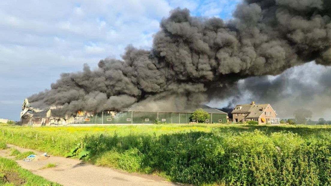 De rookwolken zijn in de verre omtrek te zien.