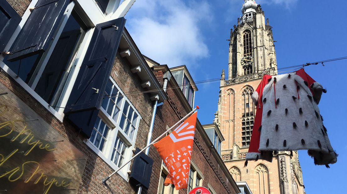 De Onze Lieve Vrouwetoren bekeken vanuit de Krankeledenstraat.