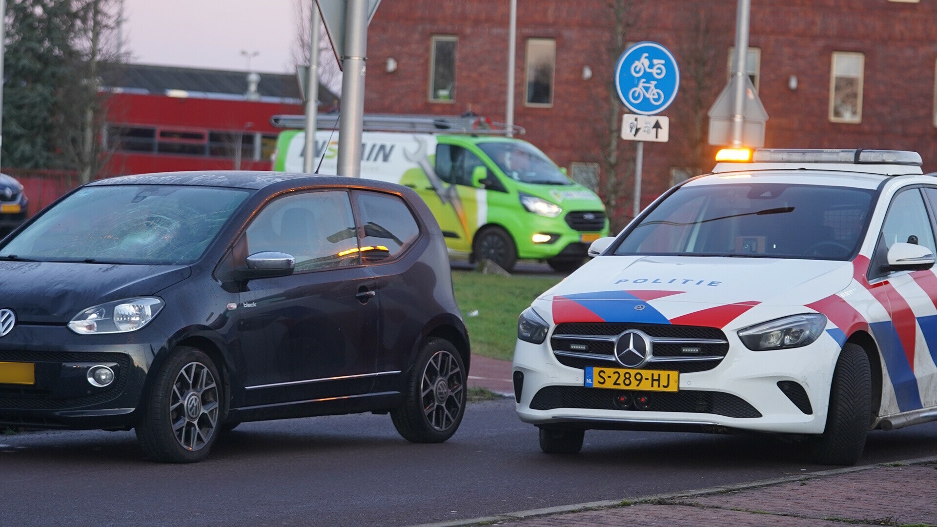Gewonde bij aanrijding in Peelo: weg afgesloten