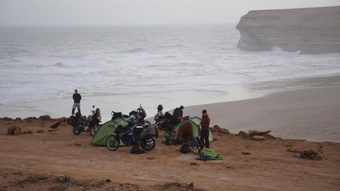 Uitzicht op zee tijdens motorrit door Afrika