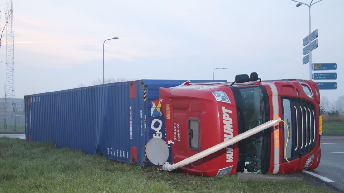 Vrachtwagen bij Draaibrug gekanteld