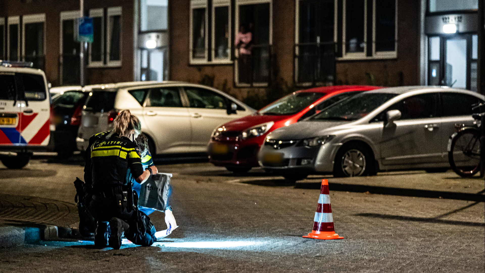 De politie stelt de kogelhulzen veilig