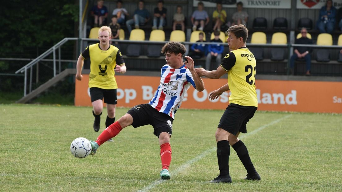 Duel om de bal bij Duiveland - Krabbendijke