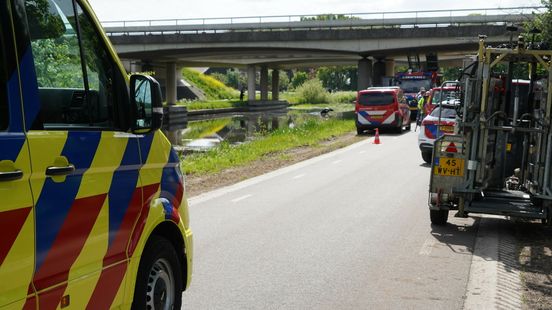 Ernstig ongeluk in Zwinderen: auto te water en twee gewonden. Ernstig ongeluk in Zwinderen: auto te water en twee gewonden.