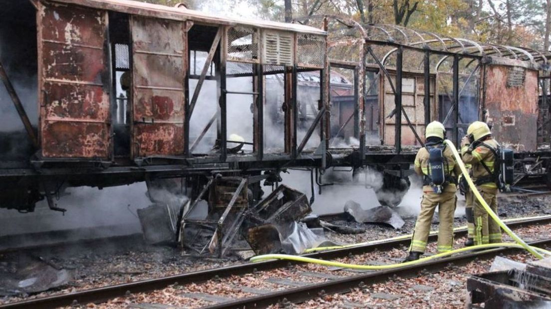 De twee uitgebrande wagons van de Veluwsche Stoomtrein Maatschappij.
