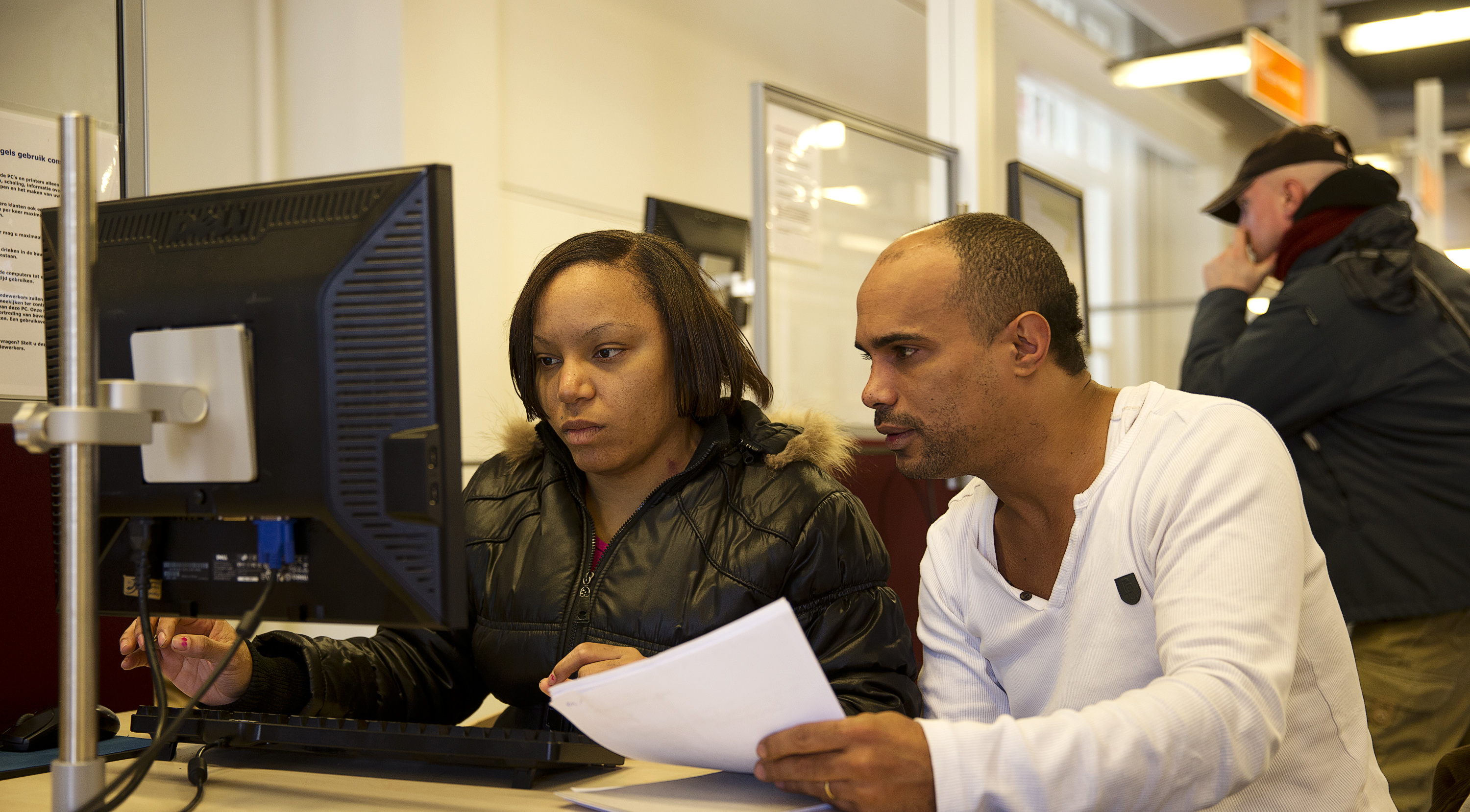 Twee mensen zoeken een baan.