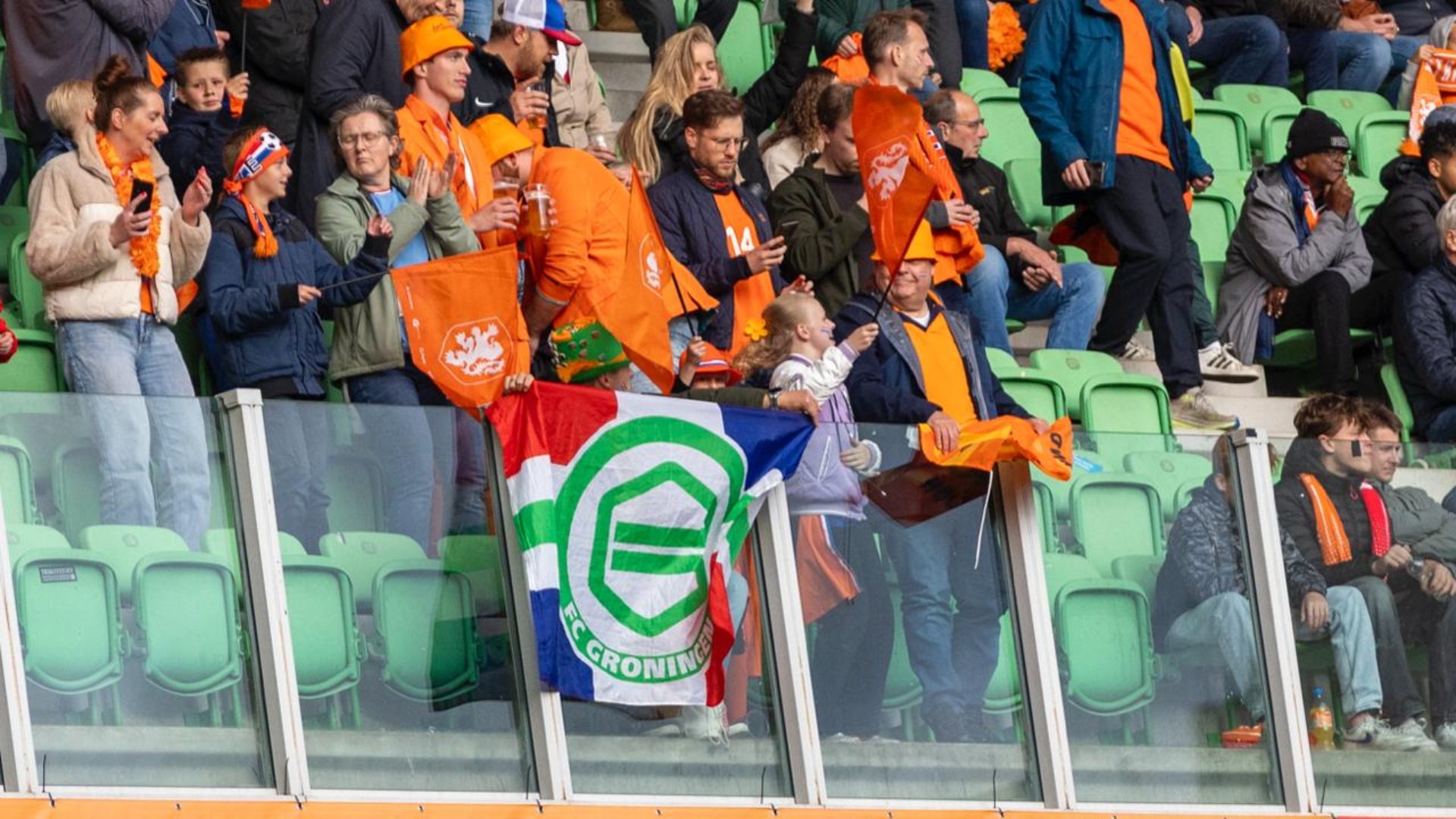Een FC Groningen-vlag in een oranje Euroborg
