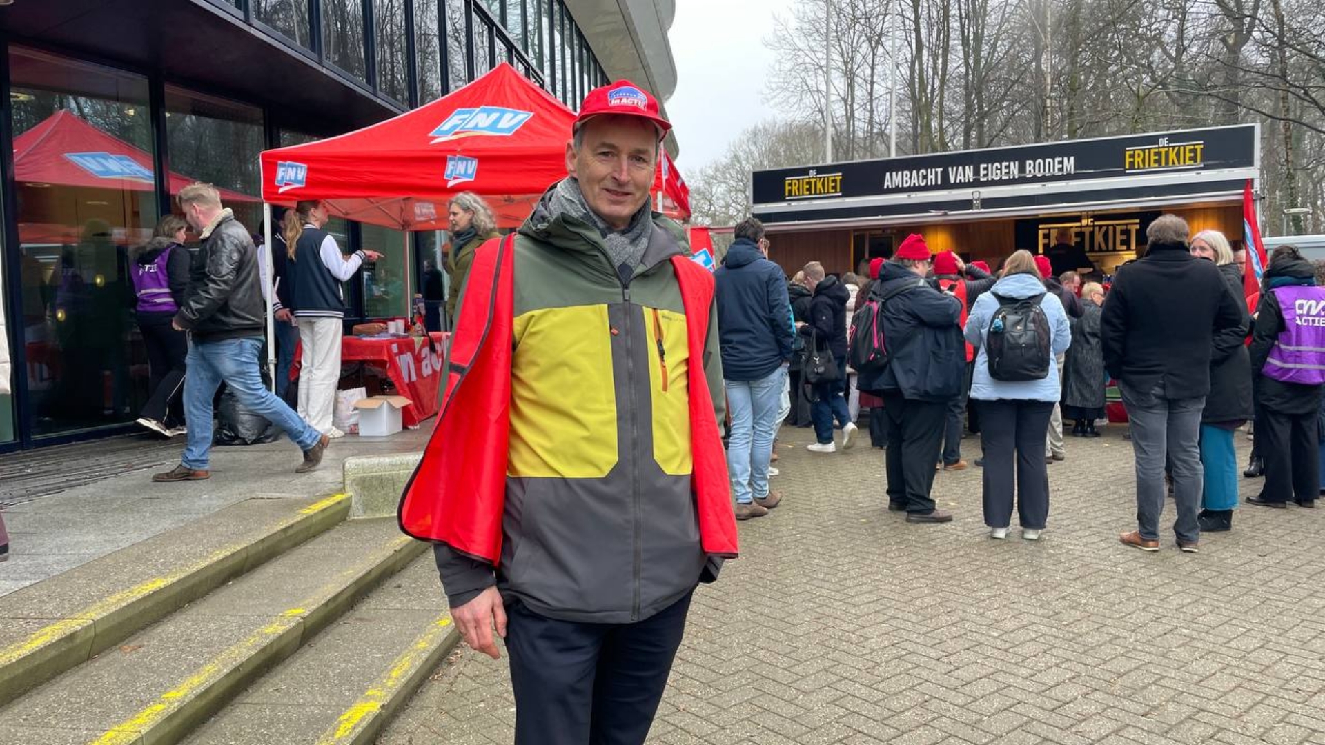 Medewerkers DUO staken tegen bevriezen van salarissen