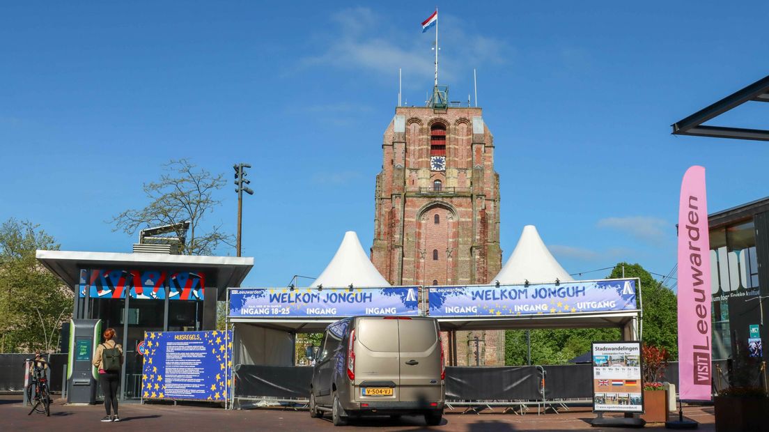 De opbouw op het Oldehoofsterkerkhof