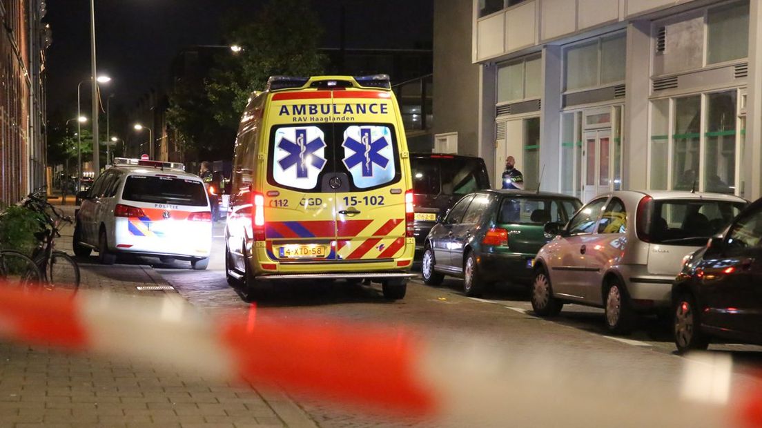 Bij een steekpartij in de Van Mierisstraat is een persoon gewond geraakt.