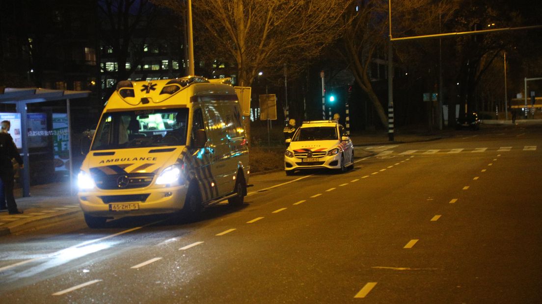 De HTM-controleur wordt onderzocht in een toegesnelde ambulance. | Regio15