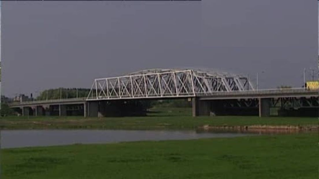 De Westervoortsebrug over de IJssel tussen Westervoort en Arnhem is de komende zes weken afgesloten voor groot onderhoud. Auto-, motor- en vrachtverkeer kan tot en met zondag 4 september niet over de brug rijden. Zij kunnen omrijden via de A12.