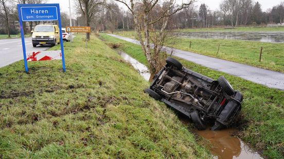 Auto in de sloot in Haren • Ernstig ongeval bij Gasselternijveenschemond. Auto in de sloot in Haren • Ernstig ongeval bij Gasselternijveenschemond.