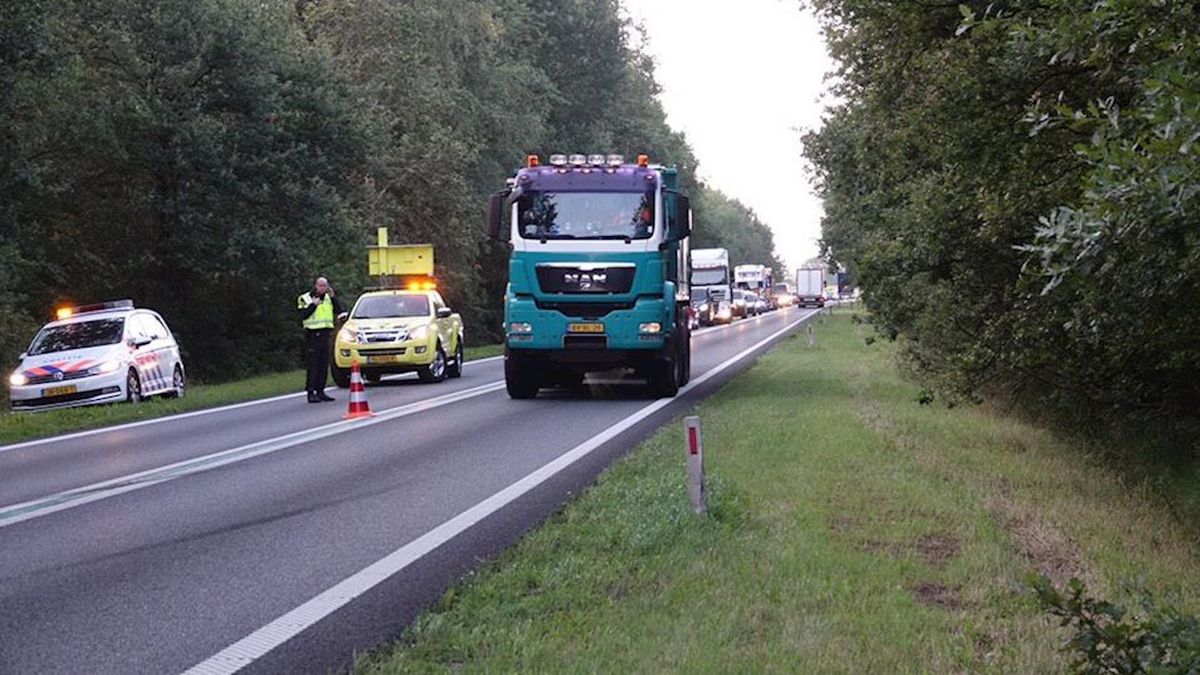 Busje belandt in berm en zorgt voor verkeershinder op N36 bij Diffelen
