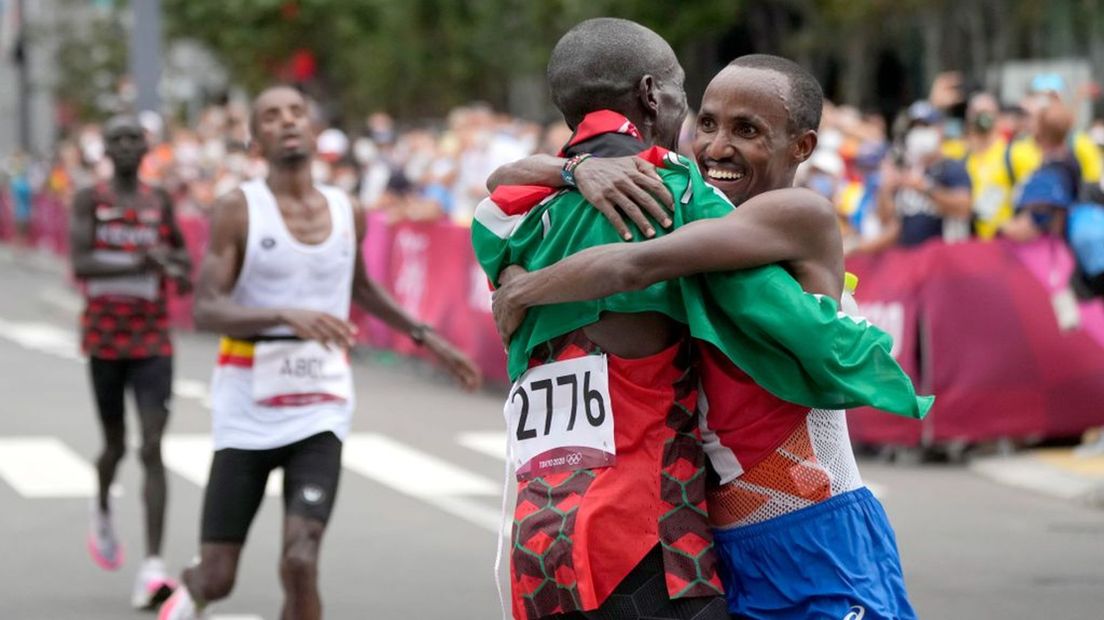 Abdi Nageeye (rechts) omhelst zijn vriend en bronzenmedaillewinnaar Bashir Abdi