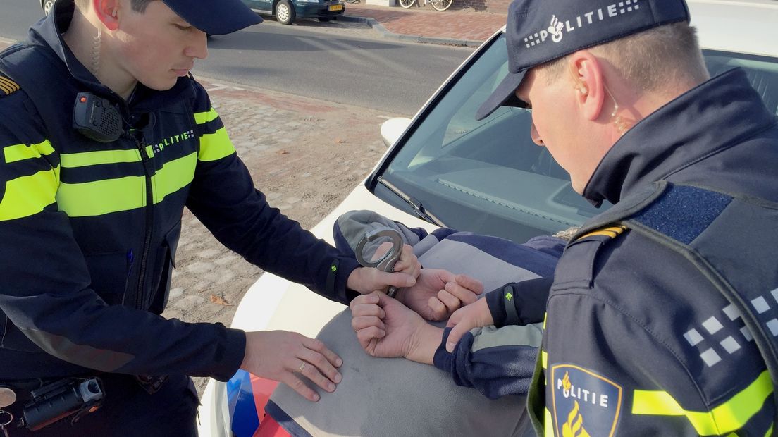 Politie betrapt jongen van 15 met nepvuurwapen op zak