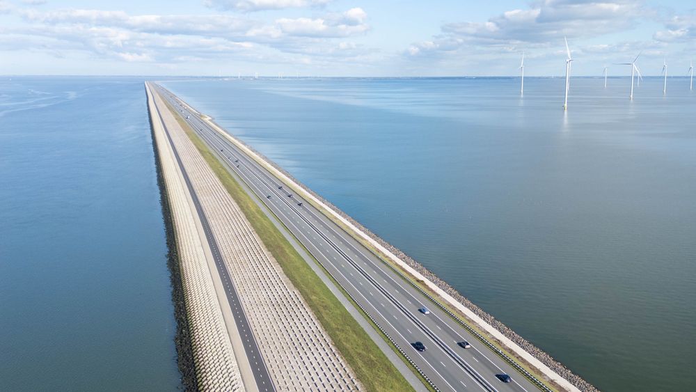 Afsluitdijk poosje dicht door probleem met brug - Omrop Fryslân