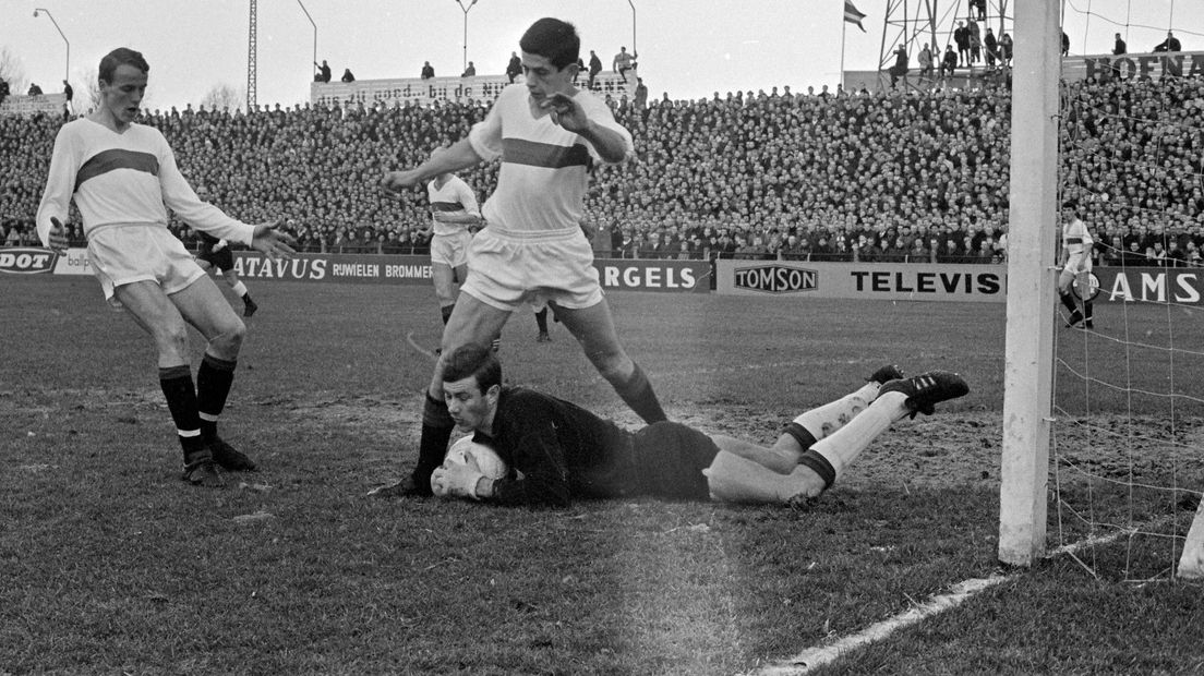 Ton Thie heeft de bal klemvast in de wedstrijd tegen Ajax in 1966