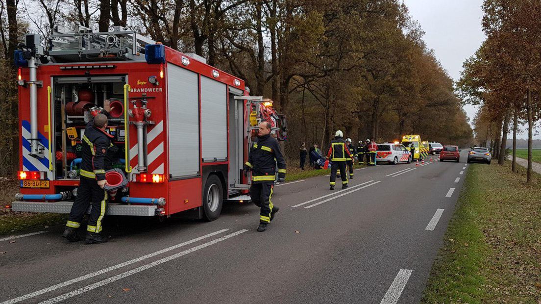 Een bestuurder raakt op de Hoogeveenseweg de macht over het stuur kwijt. De auto belandde in de sloot (Rechten: Persbureau Meter)