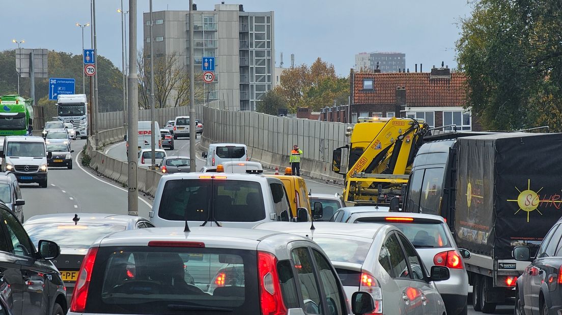 Langzaam rijdend verkeer richting het Julianaplein op de N7 in Stad