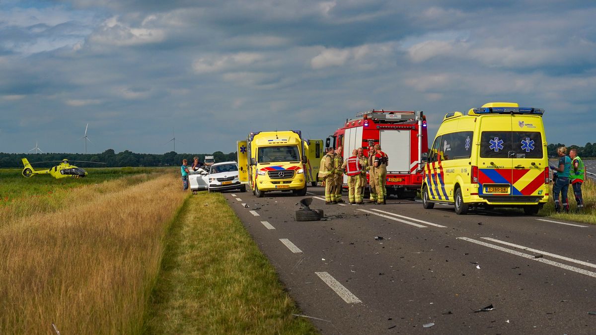 Ongeluk op N374 bij Buinerveen: auto belandt op de kop, weg afgesloten