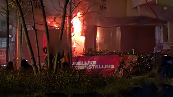 Vlammen slaan uit frietkraam, station tijdelijk ontruimd | Automobilist naar ziekenhuis na botsing. Vlammen slaan uit frietkraam, station tijdelijk ontruimd | Automobilist naar ziekenhuis na botsing.