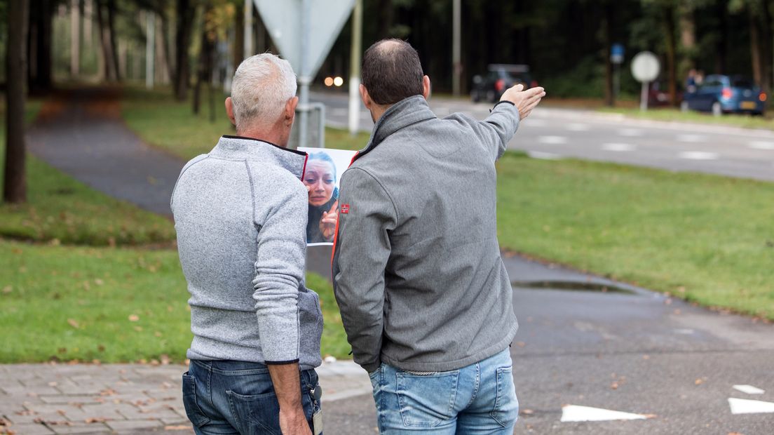 Rechercheurs zondag op het kruispunt waar Anne een 'selfie' maakte.