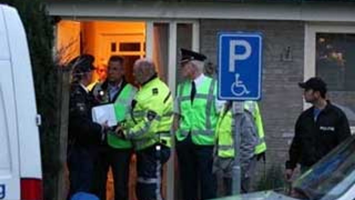Brandweer blijft blussen bij loods in Groot-Ammers