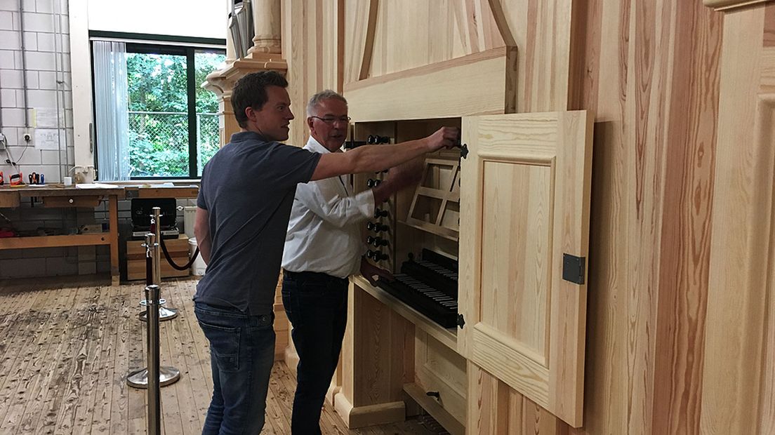 De orgelbouwers Hans en Jos Elbertse in Soest.