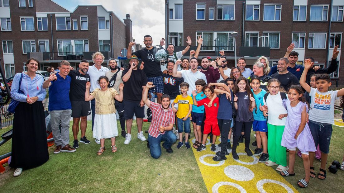 Kickbokser Tarik Khbabez opent een openbaar fitnesspark bij het Teniersplantsoen in de Schilderswijk
