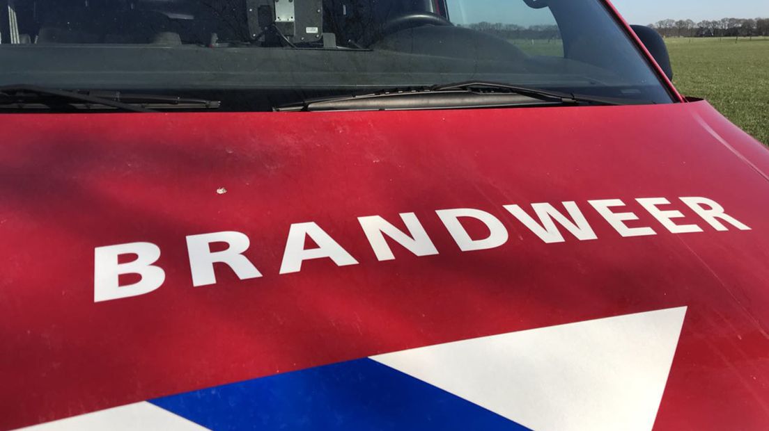 Brandweer Drenthe en Fokker in Hoogeveen hebben de samenwerking met een handtekening bekrachtigd (Rechten: RTV Drenthe/Erwin Kikkers)