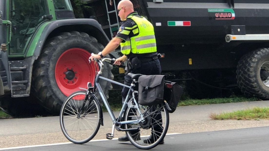 Een agent brengt de fiets van een van de slachtoffers weg.