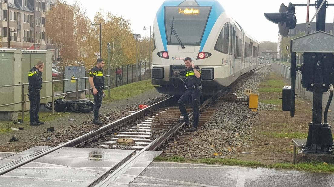 De trein raakte de scooter.